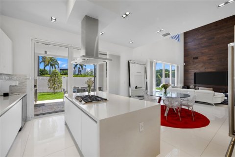 House in Doral, Florida 5 bedrooms, 429.95 sq.m. № 1935772 - photo 13