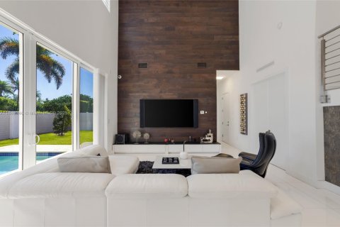 House in Doral, Florida 5 bedrooms, 429.95 sq.m. № 1935772 - photo 8