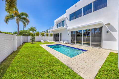 House in Doral, Florida 5 bedrooms, 429.95 sq.m. № 1935772 - photo 21