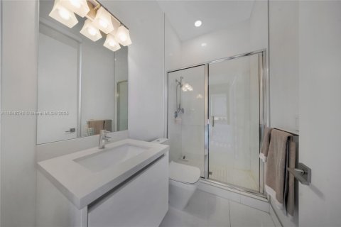 House in Doral, Florida 5 bedrooms, 429.95 sq.m. № 1935772 - photo 19