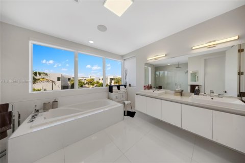 House in Doral, Florida 5 bedrooms, 429.95 sq.m. № 1935772 - photo 30