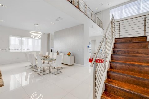 House in Doral, Florida 5 bedrooms, 429.95 sq.m. № 1935772 - photo 4