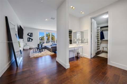 House in Doral, Florida 5 bedrooms, 429.95 sq.m. № 1935772 - photo 29