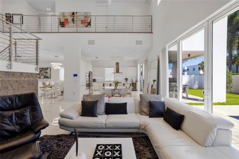 House in Doral, Florida 5 bedrooms, 429.95 sq.m. № 1935772 - photo 9