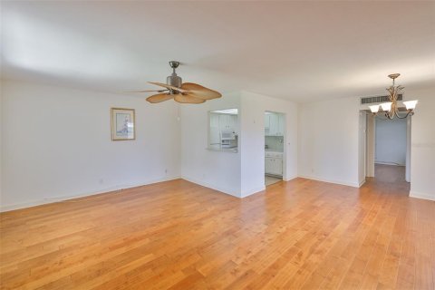 Condo in Sun City Center, Florida, 1 bedroom  № 1643400 - photo 11