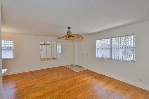 Condo in Sun City Center, Florida, 1 bedroom  № 1643400 - photo 13