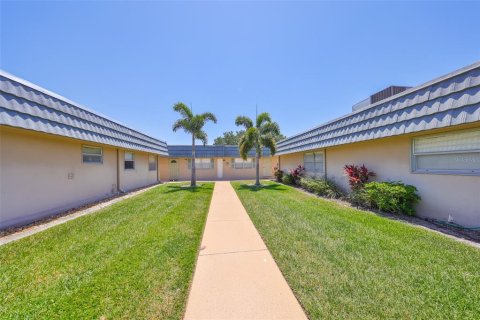 Condo in Sun City Center, Florida, 1 bedroom  № 1643400 - photo 1