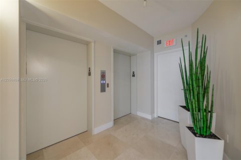 Copropriété à louer à Hollywood, Floride: 2 chambres, 161 m2 № 2252551 - photo 2