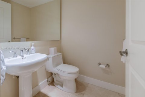Copropriété à louer à Hollywood, Floride: 2 chambres, 161 m2 № 2252551 - photo 15