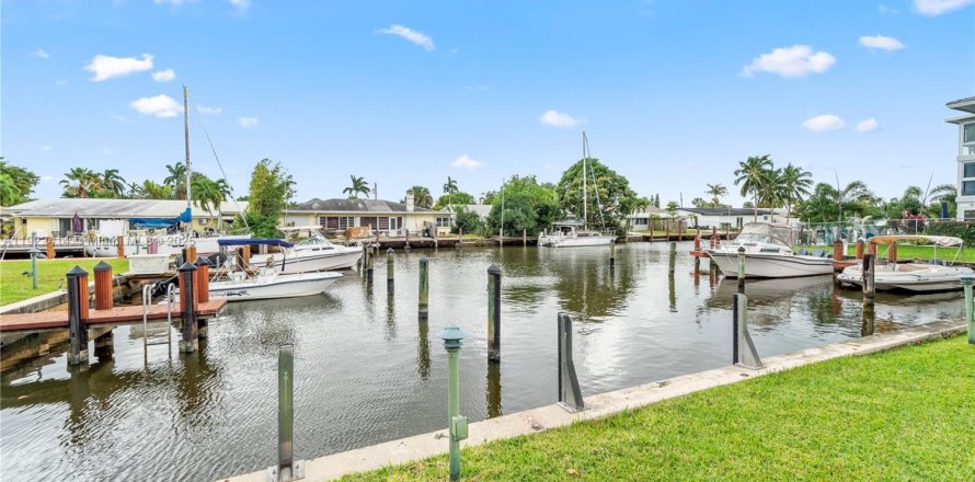 Кондоминиум с 2 спальнями в Форт-Лодердейл, Флорида № 1976339