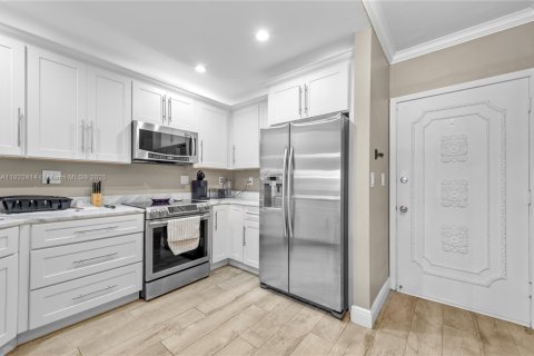 Купить кондоминиум в Форт-Лодердейл, Флорида 2 спальни, 92.9м2, № 1976339 - фото 3