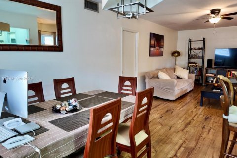 Condo in Hollywood, Florida, 2 bedrooms  № 2004511 - photo 3