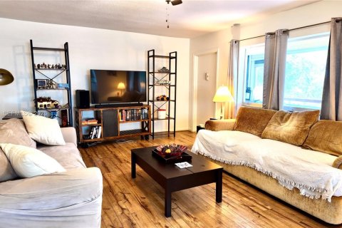 Condo in Hollywood, Florida, 2 bedrooms  № 2004511 - photo 6