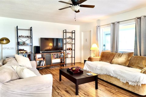 Condo in Hollywood, Florida, 2 bedrooms  № 2004511 - photo 2