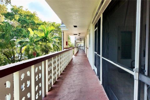 Condo in Hollywood, Florida, 2 bedrooms  № 2004511 - photo 7