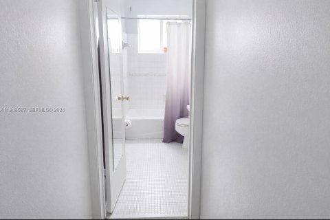 Condo in Hollywood, Florida, 2 bedrooms  № 2004511 - photo 8