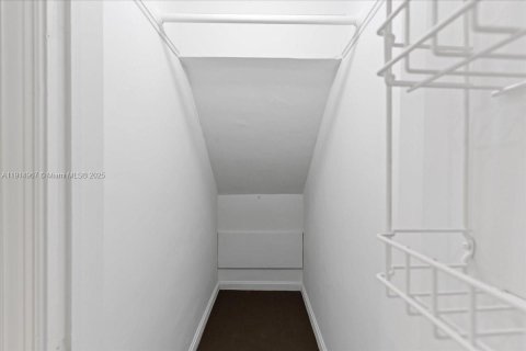 House in Miami, Florida 5 bedrooms, 304.25 sq.m. № 2035534 - photo 30