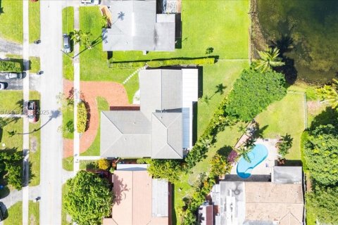 House in Miami, Florida 5 bedrooms, 304.25 sq.m. № 2035534 - photo 4