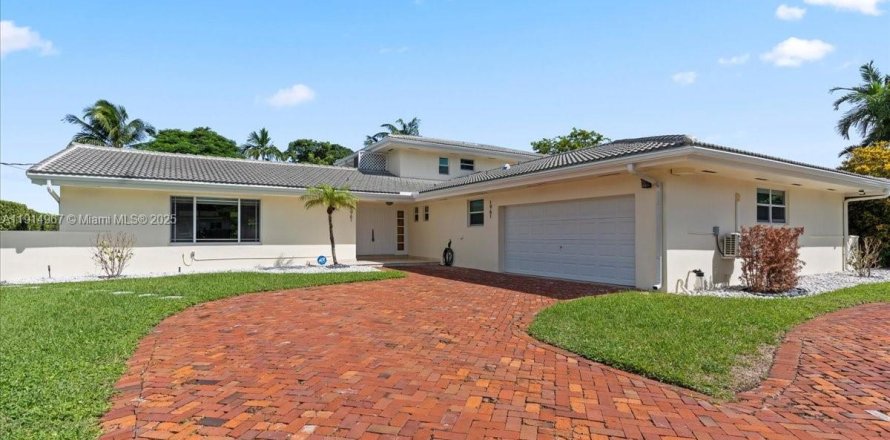 House in Miami, Florida 5 bedrooms, 304.25 sq.m. № 2035534