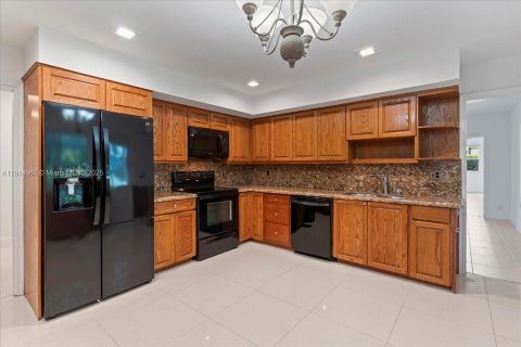 House in Miami, Florida 5 bedrooms, 304.25 sq.m. № 2035534 - photo 21