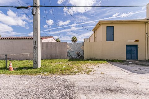 Tienda en venta en Opa-locka, Florida № 1072565 - foto 1