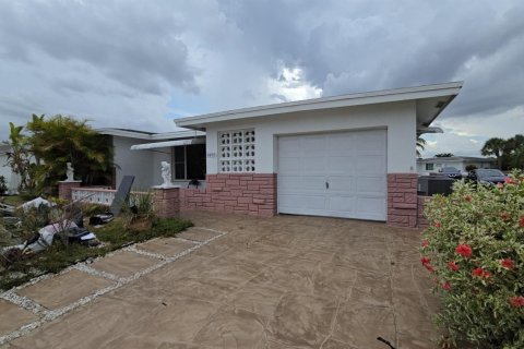 House in Margate, Florida 2 bedrooms, 147.44 sq.m. № 1226684 - photo 1