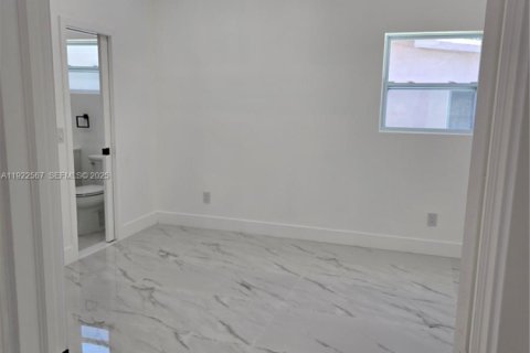 Villa ou maison à louer à North Miami, Floride: 5 chambres, 157.93 m2 № 1976959 - photo 23