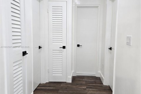 Villa ou maison à louer à North Miami, Floride: 5 chambres, 157.93 m2 № 1976959 - photo 10