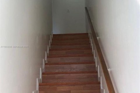 Adosado en alquiler en Kendall, Florida, 2 dormitorios № 1992866 - foto 15