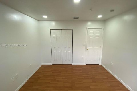 Adosado en alquiler en Kendall, Florida, 2 dormitorios № 1992866 - foto 10