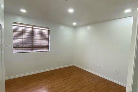 Adosado en alquiler en Kendall, Florida, 2 dormitorios № 1992866 - foto 6