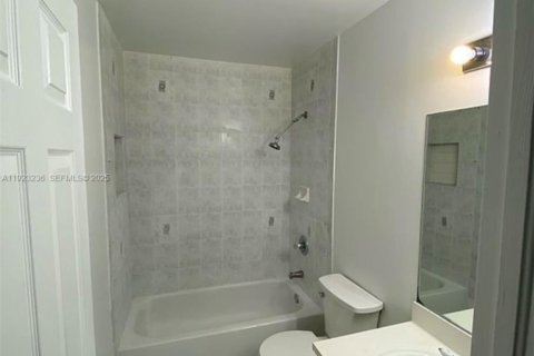 Adosado en alquiler en Kendall, Florida, 2 dormitorios № 1992866 - foto 3