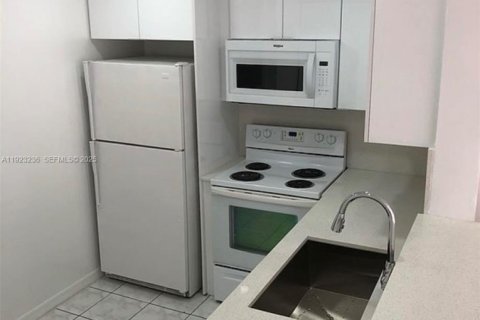 Adosado en alquiler en Kendall, Florida, 2 dormitorios № 1992866 - foto 1