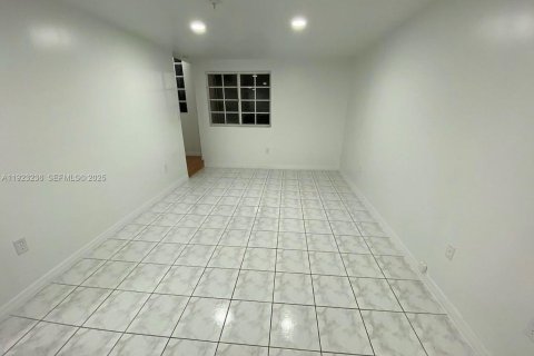 Adosado en alquiler en Kendall, Florida, 2 dormitorios № 1992866 - foto 12