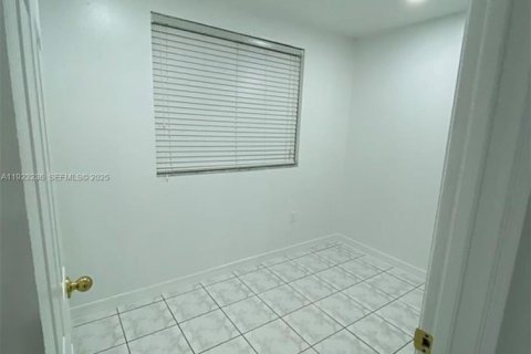 Adosado en alquiler en Kendall, Florida, 2 dormitorios № 1992866 - foto 9