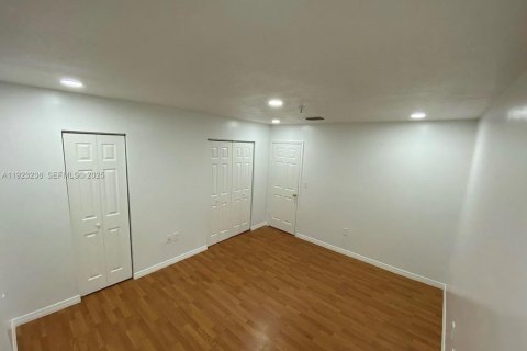 Adosado en alquiler en Kendall, Florida, 2 dormitorios № 1992866 - foto 11