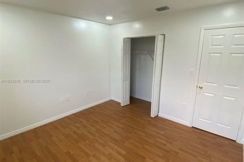 Adosado en alquiler en Kendall, Florida, 2 dormitorios № 1992866 - foto 5