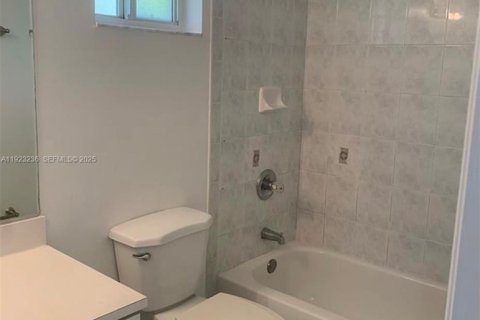 Adosado en alquiler en Kendall, Florida, 2 dormitorios № 1992866 - foto 14