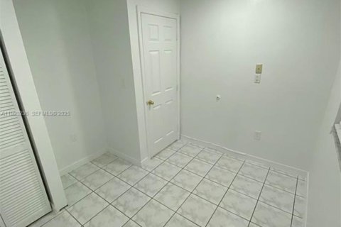 Adosado en alquiler en Kendall, Florida, 2 dormitorios № 1992866 - foto 16