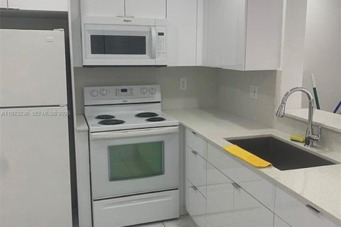 Adosado en alquiler en Kendall, Florida, 2 dormitorios № 1992866 - foto 8