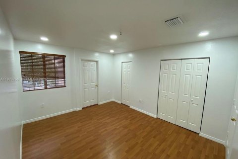 Adosado en alquiler en Kendall, Florida, 2 dormitorios № 1992866 - foto 17