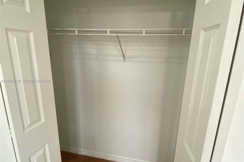 Adosado en alquiler en Kendall, Florida, 2 dormitorios № 1992866 - foto 4