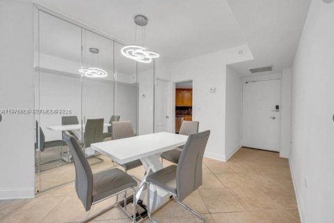 Condo in Miami, Florida, 1 bedroom  № 2040558 - photo 16