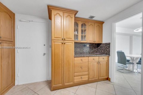 Condo in Miami, Florida, 1 bedroom  № 2040558 - photo 5