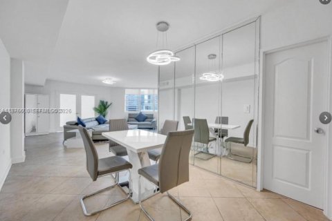 Condo in Miami, Florida, 1 bedroom  № 2040558 - photo 15