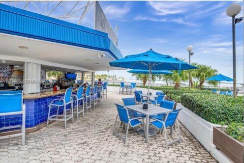 Condo in Miami, Florida, 1 bedroom  № 2040558 - photo 23