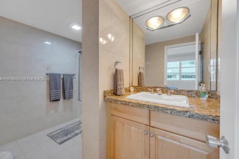 Condo in Miami, Florida, 1 bedroom  № 2040558 - photo 2