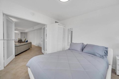 Condo in Miami, Florida, 1 bedroom  № 2040558 - photo 11