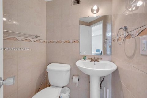 Condo in Miami, Florida, 1 bedroom  № 2040558 - photo 6