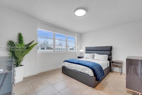 Condo in Miami, Florida, 1 bedroom  № 2040558 - photo 8